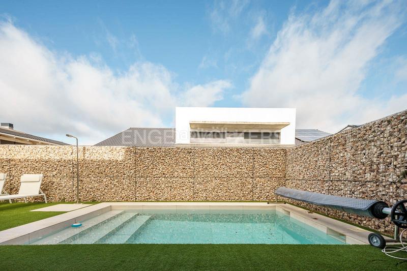 Foto cc3112fe-1ce2-4ac8-ab3d-bd8b61ec3efb. Casa adossada amb calefacció aparcament piscina a Boadilla del Monte