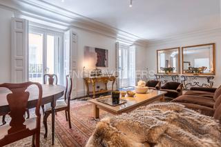 Alquiler Apartamento  Calle de la magdalena. Exclusiva vivienda palaciega de 2 dormitorios con balcones y pat
