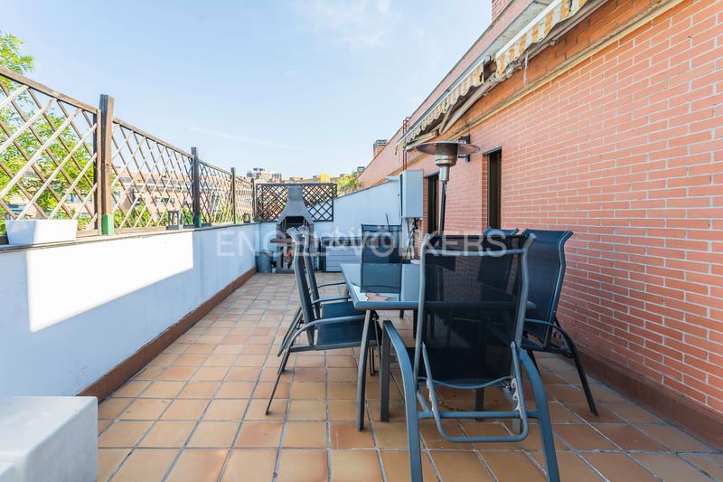 Foto 11aceb38-3735-487c-a768-21661adc991f. Àtic amb calefacció aparcament piscina a Adelfas Madrid