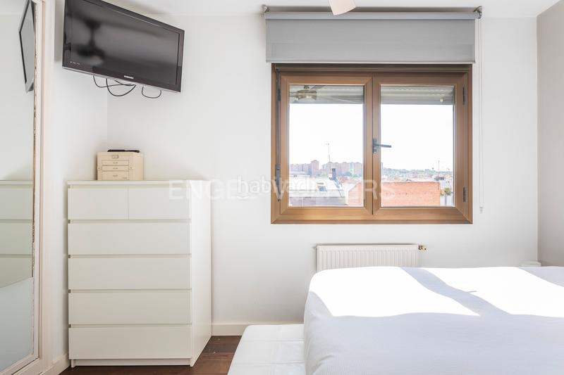 Foto 15747c40-514a-4b9c-bf6c-b3cd0b2dc33e. Àtic amb calefacció aparcament piscina a Adelfas Madrid