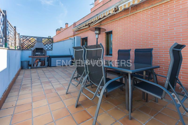 Foto 4a94f2bb-f472-4115-aedc-b99e99fb7497. Àtic amb calefacció aparcament piscina a Adelfas Madrid