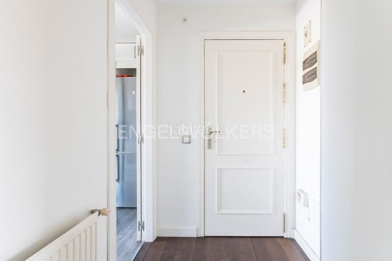 Foto 712c364d-1198-4d16-bd60-602372afa98d. Àtic amb calefacció aparcament piscina a Adelfas Madrid