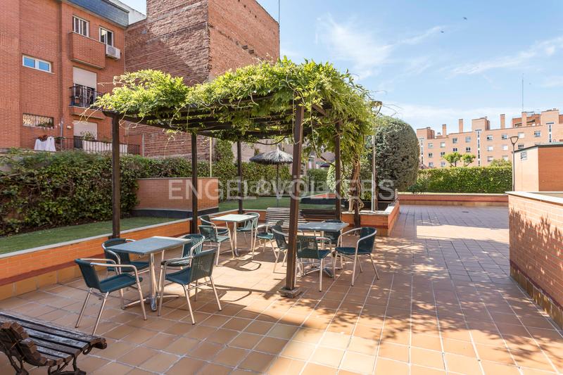 Foto 722a0aca-09a9-4632-b08a-4bb6c49c8f03. Àtic amb calefacció aparcament piscina a Adelfas Madrid