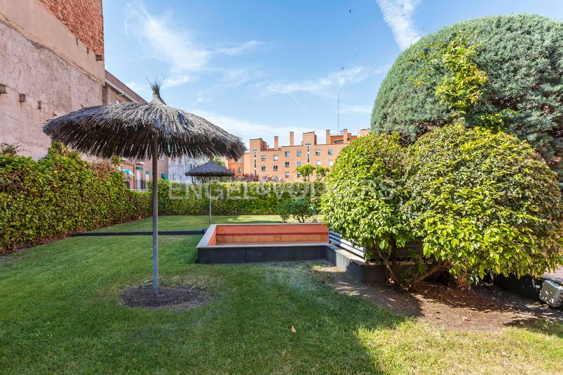 Foto 756d6cea-7445-4655-8c18-249f8aabfe88. Àtic amb calefacció aparcament piscina a Adelfas Madrid