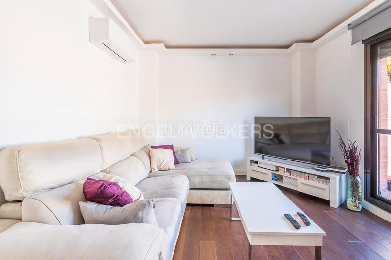 Foto 77acd66f-2de2-4da5-a9c7-834c54231790. Àtic amb calefacció aparcament piscina a Adelfas Madrid