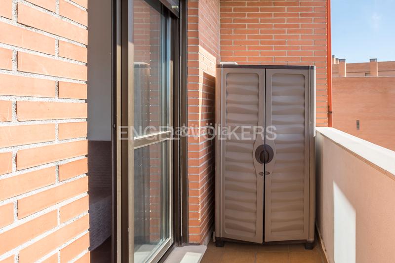 Foto 9cc14dd8-0e62-4894-a14f-5b35c9ab2f10. Àtic amb calefacció aparcament piscina a Adelfas Madrid