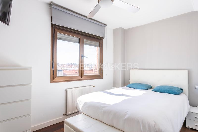 Foto 9fbe7338-fb30-4bba-a419-4b43b99f1c05. Àtic amb calefacció aparcament piscina a Adelfas Madrid