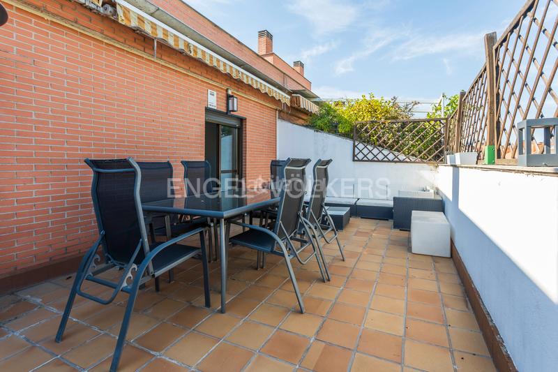 Foto a0d06c91-07dd-4f37-8648-d3141937cecd. Àtic amb calefacció aparcament piscina a Adelfas Madrid