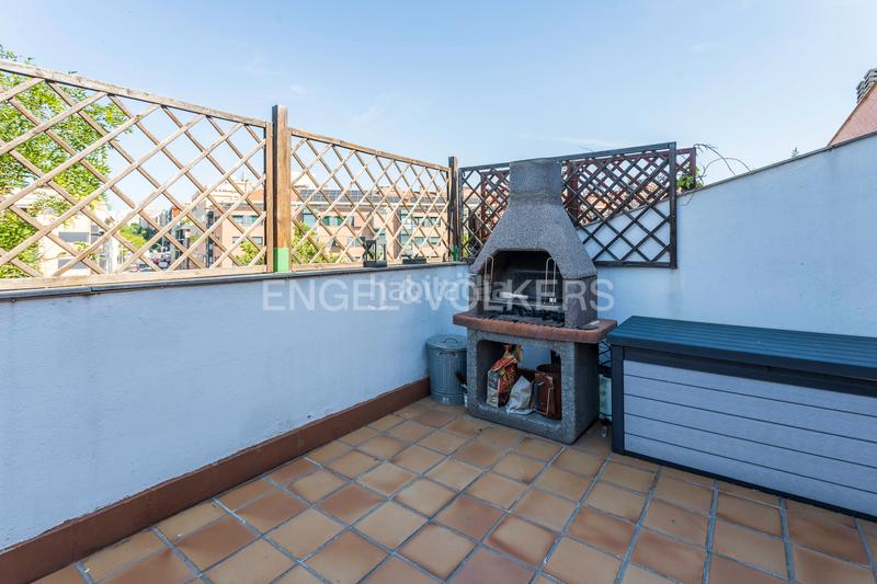 Foto a3b90721-147e-414d-b101-ea53e82c0be7. Àtic amb calefacció aparcament piscina a Adelfas Madrid