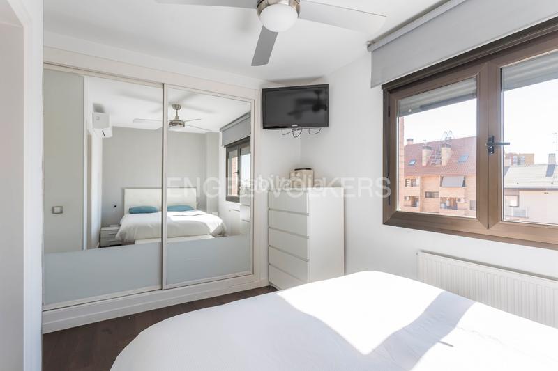 Foto adf177b1-f251-433f-b7ea-d1a8a26068be. Àtic amb calefacció aparcament piscina a Adelfas Madrid