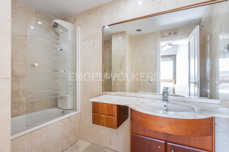 Foto b24ebd3b-4384-4662-b0c4-8da7c4cf3ab9. Àtic amb calefacció aparcament piscina a Adelfas Madrid