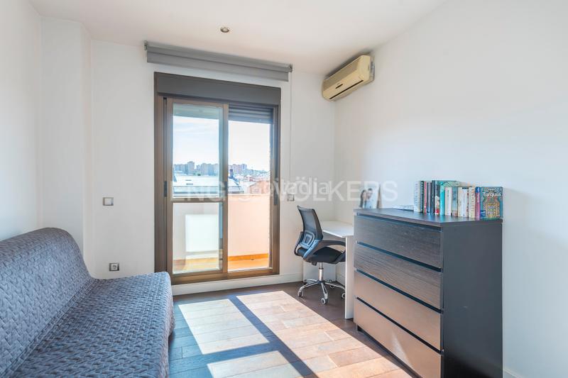 Foto b73c5890-0a00-4c92-9cd7-62fc80d2f00e. Àtic amb calefacció aparcament piscina a Adelfas Madrid