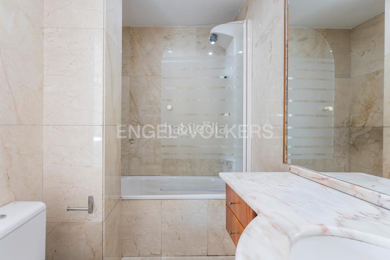 Foto cc678aa6-d12b-4a2e-9c0d-ab4d7896e5bc. Àtic amb calefacció aparcament piscina a Adelfas Madrid