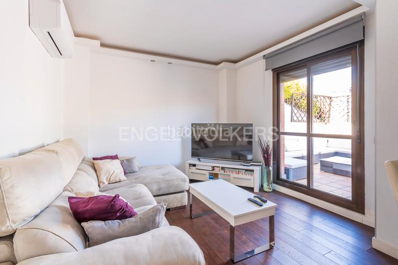 Foto cd40ff06-29d0-47b0-b4b6-2a00bef8a21c. Àtic amb calefacció aparcament piscina a Adelfas Madrid