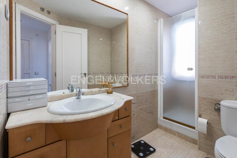 Foto d36fd9a3-8344-4e17-b904-e703216449d4. Àtic amb calefacció aparcament piscina a Adelfas Madrid