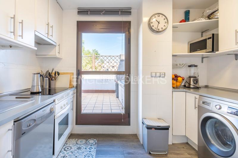 Foto d77d84de-20d3-46f7-9a38-1fc07b978ec4. Àtic amb calefacció aparcament piscina a Adelfas Madrid