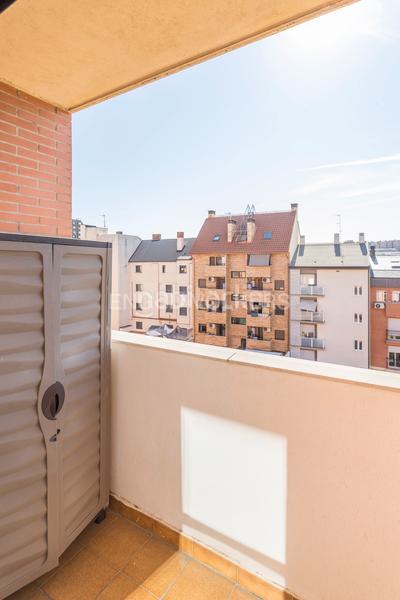 Foto e3ad8d99-56d4-4ce1-8f85-74e91618e863. Àtic amb calefacció aparcament piscina a Adelfas Madrid