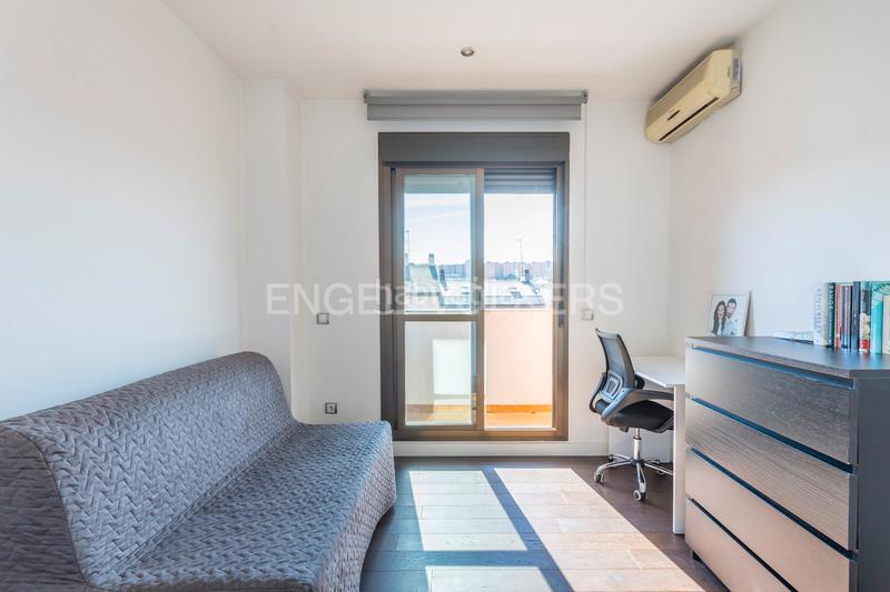 Foto ee8431e5-4e4e-45f2-8d6a-b7c4530815ee. Àtic amb calefacció aparcament piscina a Adelfas Madrid