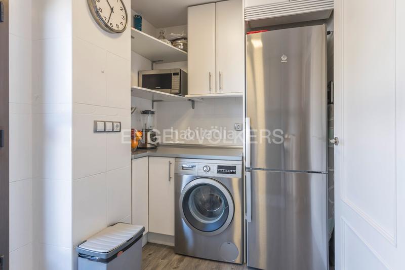 Foto f1c5a2a7-3949-4ae1-953c-36d2b6903700. Àtic amb calefacció aparcament piscina a Adelfas Madrid