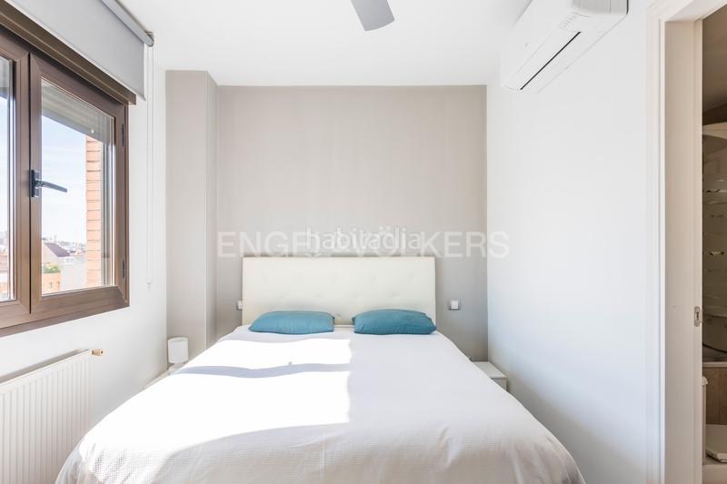 Foto f7a341c5-aaa7-4d6c-872d-db4083df653d. Àtic amb calefacció aparcament piscina a Adelfas Madrid