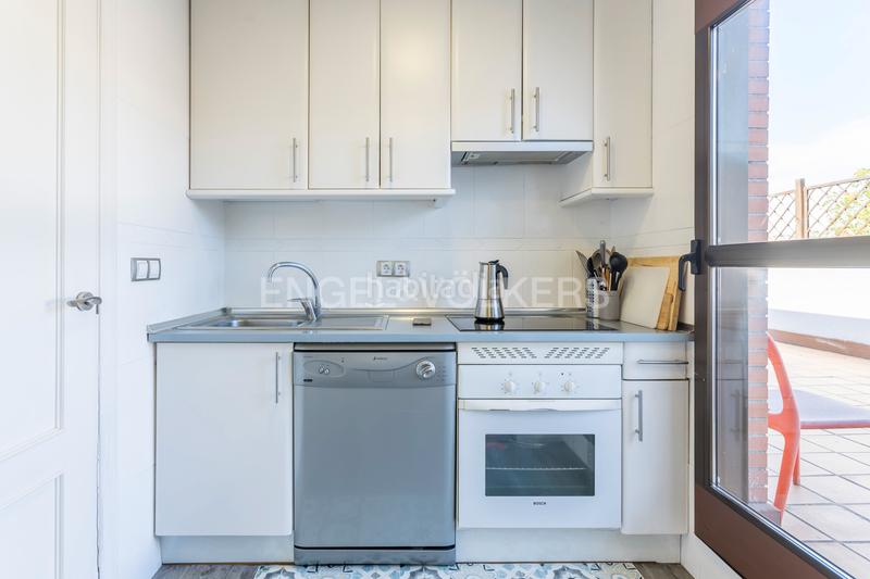 Foto f846c1db-1b0d-4c33-85da-7f4439068a5c. Àtic amb calefacció aparcament piscina a Adelfas Madrid