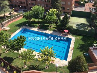 Alquiler Apartamento  Calle de luis rodríguez ontiveros. Ático con terraza, ubicado en una exclusiva urbanización en el c