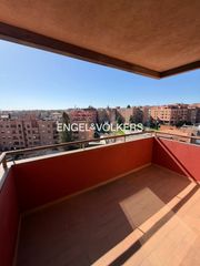Location Attique  Calle de luis rodríguez ontiveros. Última planta con terraza, ubicada en urbanización con gran loca