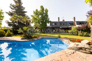 Reihenhaus in Urbanización La Moraleja. Magnífico chalet con piscina en la moraleja