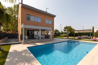 House in Los Hueros. Impresionante chalet independiente con  piscina en villalbilla,