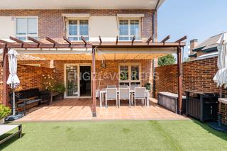 Casa a Viñas Viejas. Magnifico chalet adosado de esquina en viñas viejas