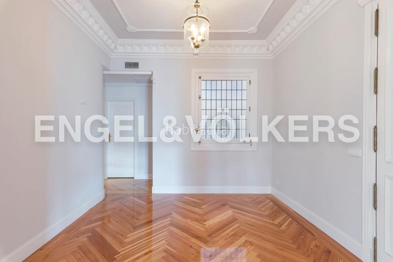 Foto 3ee1b031-df65-431e-ade0-dee6b766bbc6. Alquiler apartamento piso noble enfrente del parque del retiro en alquiler en Madrid