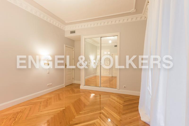 Foto 867ee4d5-f6b7-4597-a48d-6bb06e0d8e6e. Alquiler apartamento piso noble enfrente del parque del retiro en alquiler en Madrid