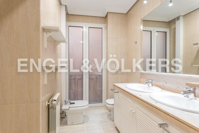 Foto deb59ce6-1133-4d67-b9dd-b55608a94e13. Alquiler apartamento piso noble enfrente del parque del retiro en alquiler en Madrid