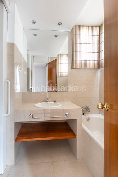 Foto b60b6725-b539-4f8d-99bd-07151de4b4cf. Apartamento amplio y luminoso piso en arturo soria en Madrid