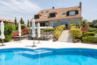 Casa a Ciudalcampo. Elegante chalet con vistas a la sierra en ciudalcampo