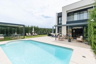 Lloguer Casa adossada  Avenida de la armada española. Moderno pareado de esquina amueblado con jardín y piscina en boa