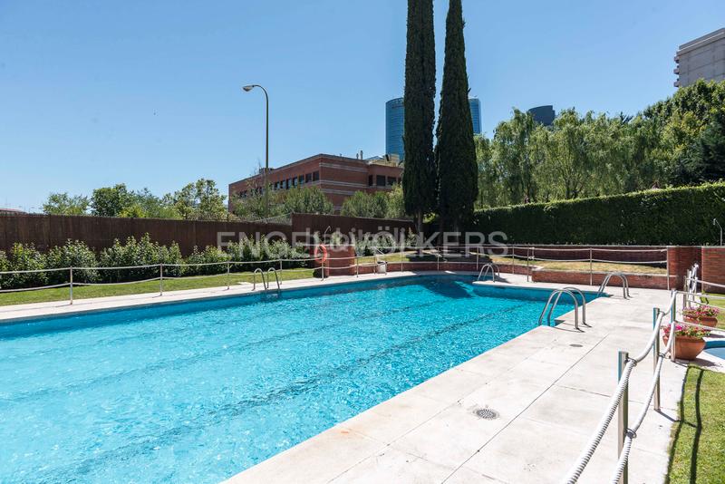 Foto 27a99a34-7f8c-4433-a08d-00344b19f2bb. Alquiler apartamento amplio piso de lujo con piscina, pista de pádel y terraza en Madrid