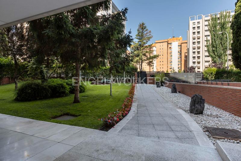 Foto 374c74bc-55dc-41b9-9cba-320bca4a37c8. Alquiler apartamento amplio piso de lujo con piscina, pista de pádel y terraza en Madrid