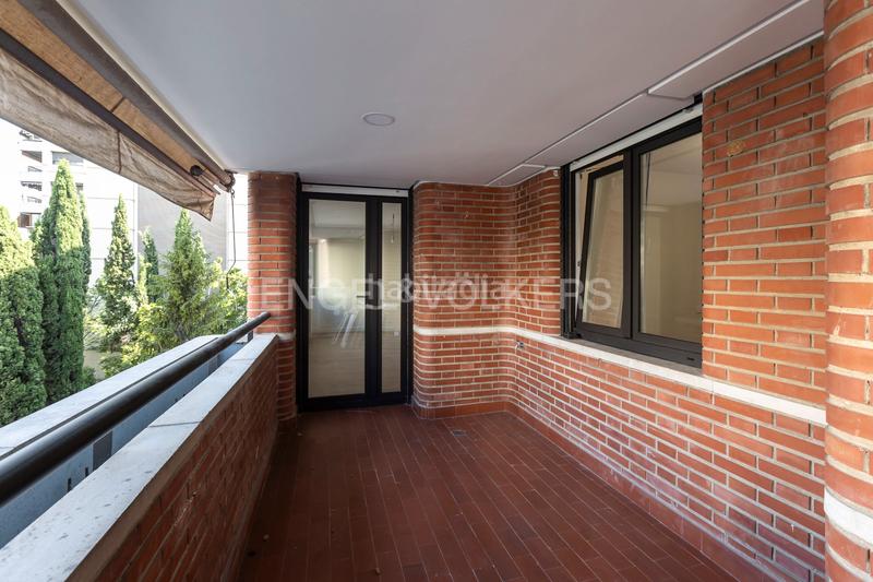 Foto 4cb16e8b-6ec8-4516-a58c-e88c831cfedf. Alquiler apartamento amplio piso de lujo con piscina, pista de pádel y terraza en Madrid