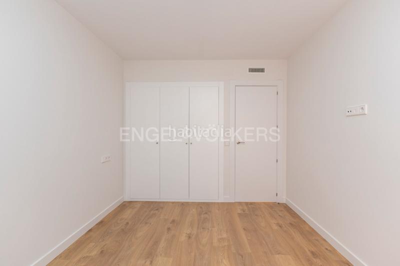 Foto 5fe3d78a-4224-41e2-899c-357e14cb6450. Alquiler apartamento amplio piso de lujo con piscina, pista de pádel y terraza en Madrid