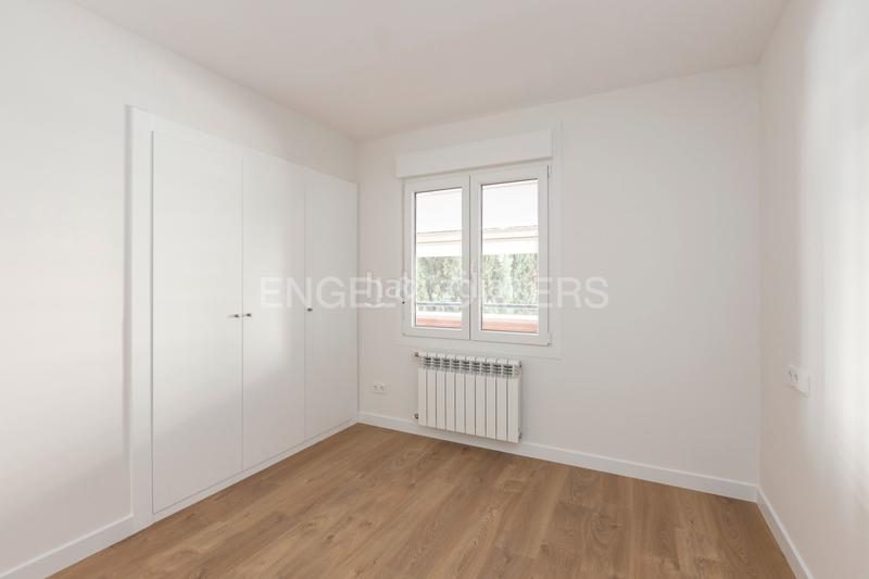 Foto 8582ff9e-d256-4f29-bf63-69632c96bf7c. Alquiler apartamento amplio piso de lujo con piscina, pista de pádel y terraza en Madrid