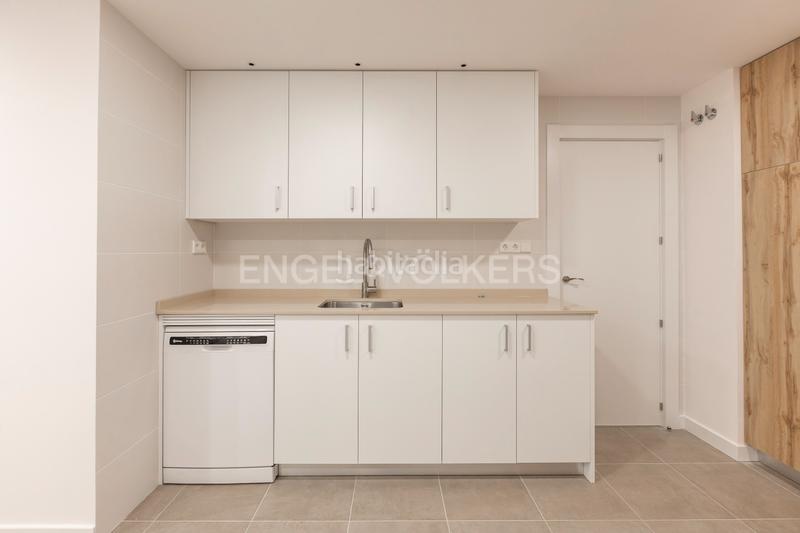 Foto 8e7985ca-5d25-4897-a683-3cfe010b1f41. Alquiler apartamento amplio piso de lujo con piscina, pista de pádel y terraza en Madrid