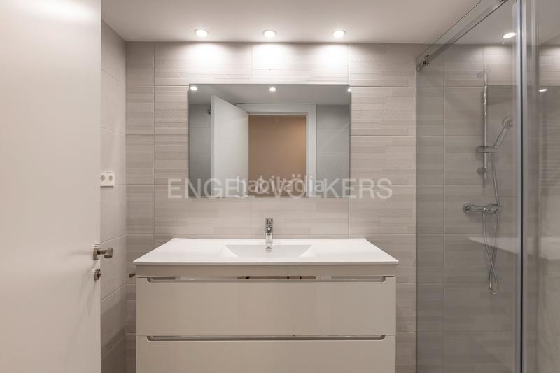 Foto cbc6b170-fd97-4f65-a8b7-aa8a07d5a0bb. Alquiler apartamento amplio piso de lujo con piscina, pista de pádel y terraza en Madrid