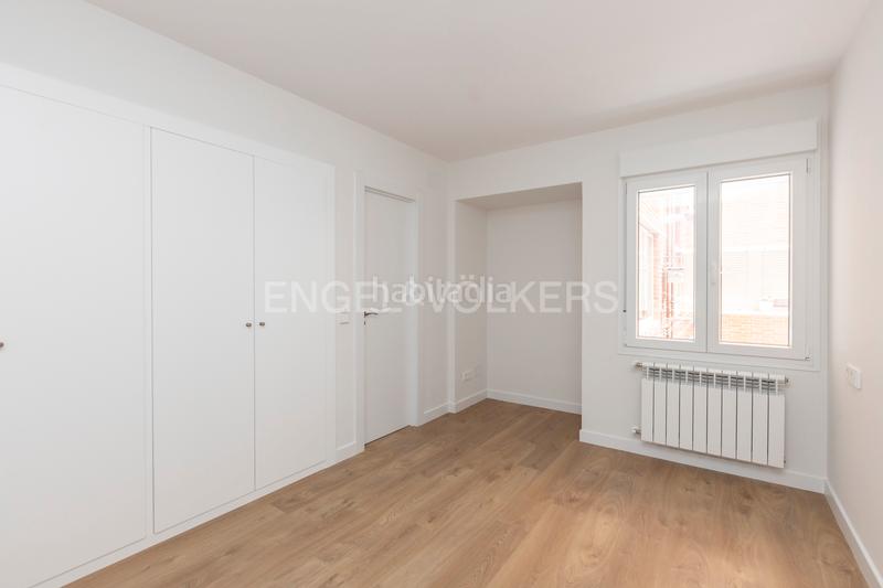 Foto e5d7478e-f62c-43ce-a6d9-bf33f7d79983. Miete appartement mit heizung parking pool in La Paz Madrid