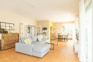 House in Centro-Manguilla. Chalet independiente con dos viviendas diferenciadas