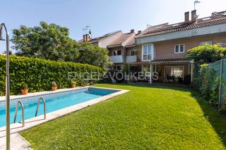 Casa a Carretera del Plantío. Descubre tu nuevo hogar en una exclusiva colonia de chalets en m
