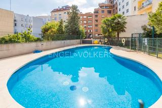 Lloguer Apartament  Calle de ponzano. Estupendo piso de 2 dormitorios dobles, piscina, padel y plaza d