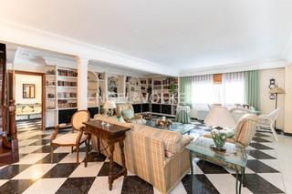 Casa  Nuestra señora de nuria. Interesante unifamiliar en pozuelo con múltiples posibilidades.