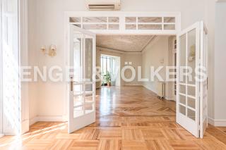 Alquiler Apartamento en Almagro. Piso señorial con balcones, vidrieras y acabados únicos en almag