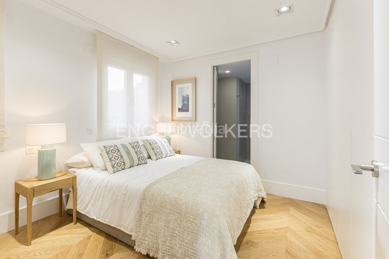 Foto cebe48b8-4d55-4445-a5a0-b9179fe7b140. Piso moderno piso con vistas despejadas y dos plazas de garaje en calle castelló en Madrid